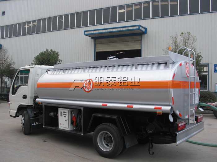 明泰鋁業(yè):采用鋁合金材質(zhì)的油罐車(chē)罐體更安全 明泰鋁業(yè):采用鋁合金材質(zhì)的油罐車(chē)罐體更安全