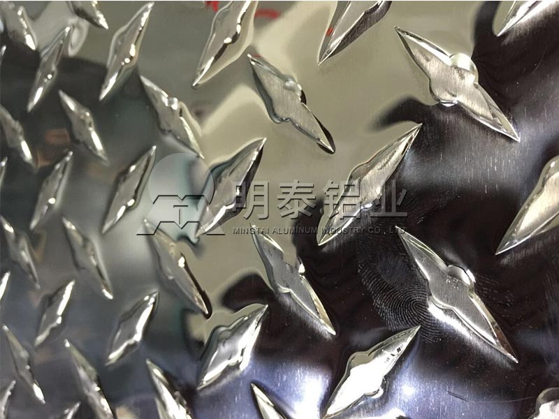 鋁板廠家_工廠廠房用防滑一條筋花紋鋁板卷價(jià)格多少錢？